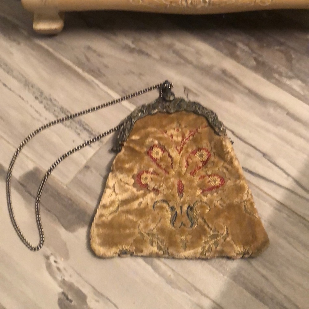 Vintage Handbag Velvet. Metal closure.
